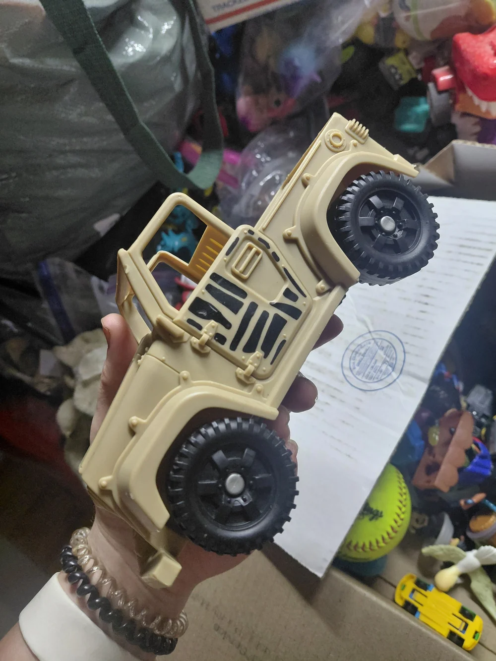 beige Animal Planet rescue safari truck is a 2020 toy vehicle made by Chap Mei.